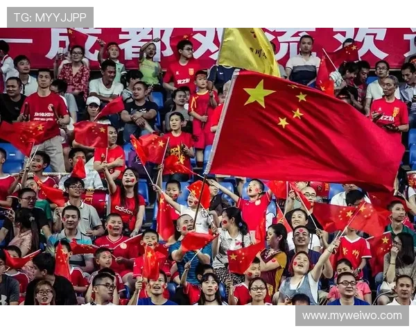 中国足球队逆袭成功，战胜强敌晋级世界杯决赛圈，球迷热烈庆祝