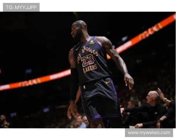 詹姆斯领衔湖人迎战勇士队，季前赛激战正酣，球迷期待精彩表现